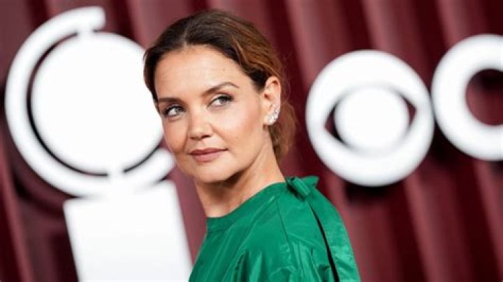 Can katie holmes actually sing?