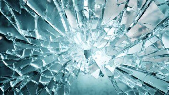 Can lightning shatter glass?