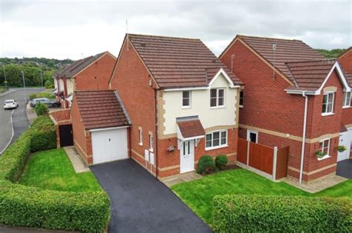 Can you instruct 2 estate agents?