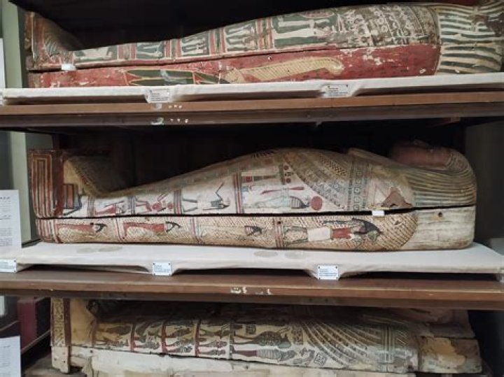 Do mummified bodies smell?