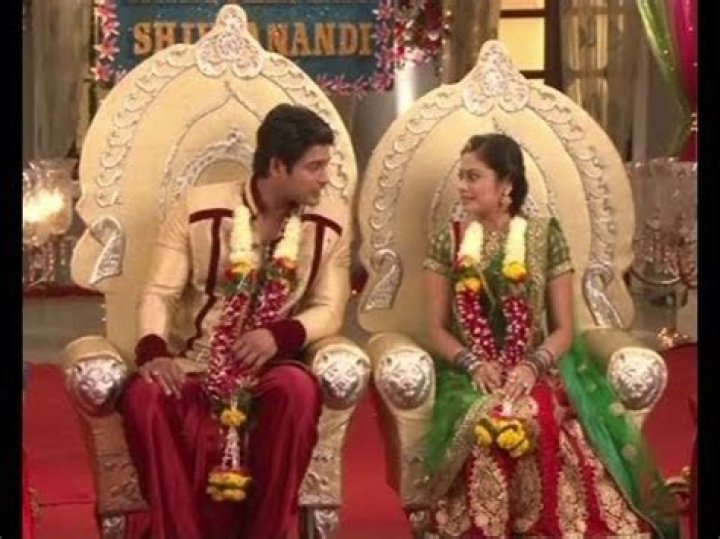 Does anandi marry shiv?