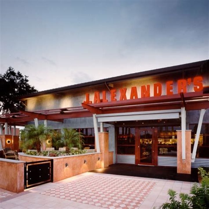 Does j alexanders have outdoor seating?