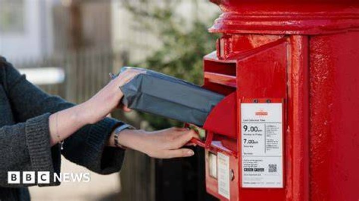 How much does a postie earn uk?