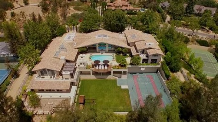 Is hidden hills gated?