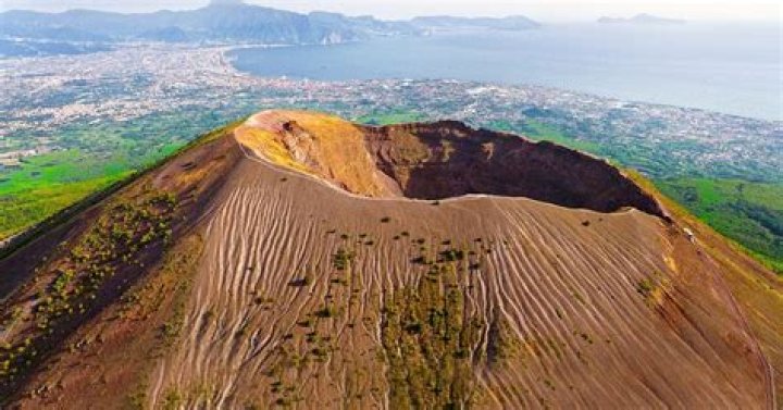 Is mount vesuvius still active?