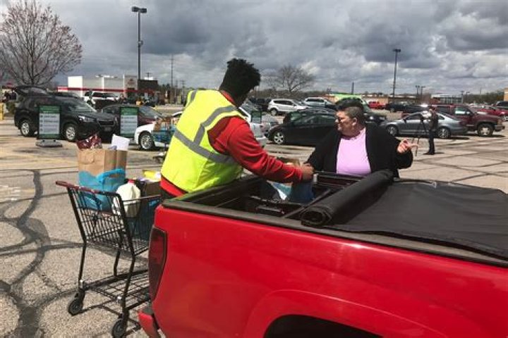 Should i tip giant eagle curbside?