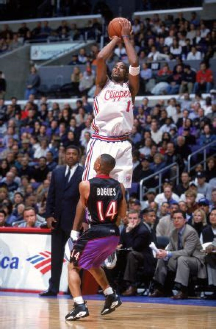 Was muggsy bogues shot?