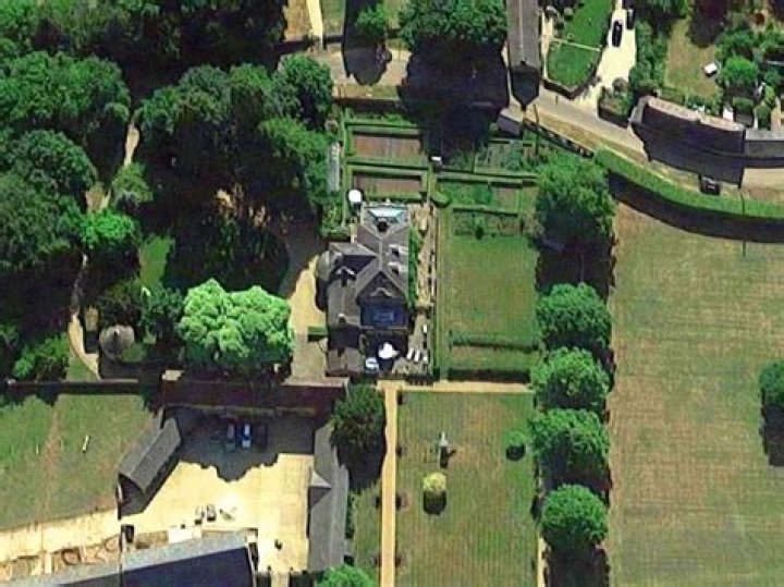Where does chris horner live?