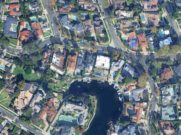Where does kirsten dunst live?
