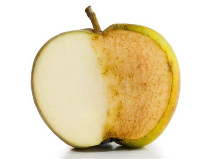 Why do stewed apples go brown?